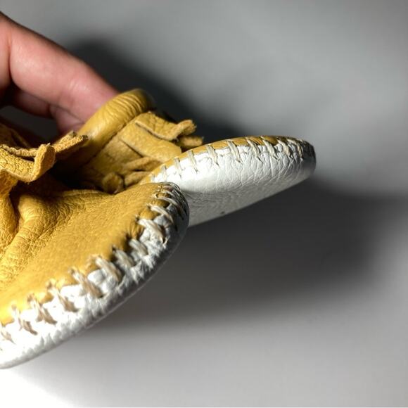 Minnetonka Pa-Poo-Shu Moccasin Natural Yellow Fringe Leather Baby Booties Shoes - Picture 5 of 9